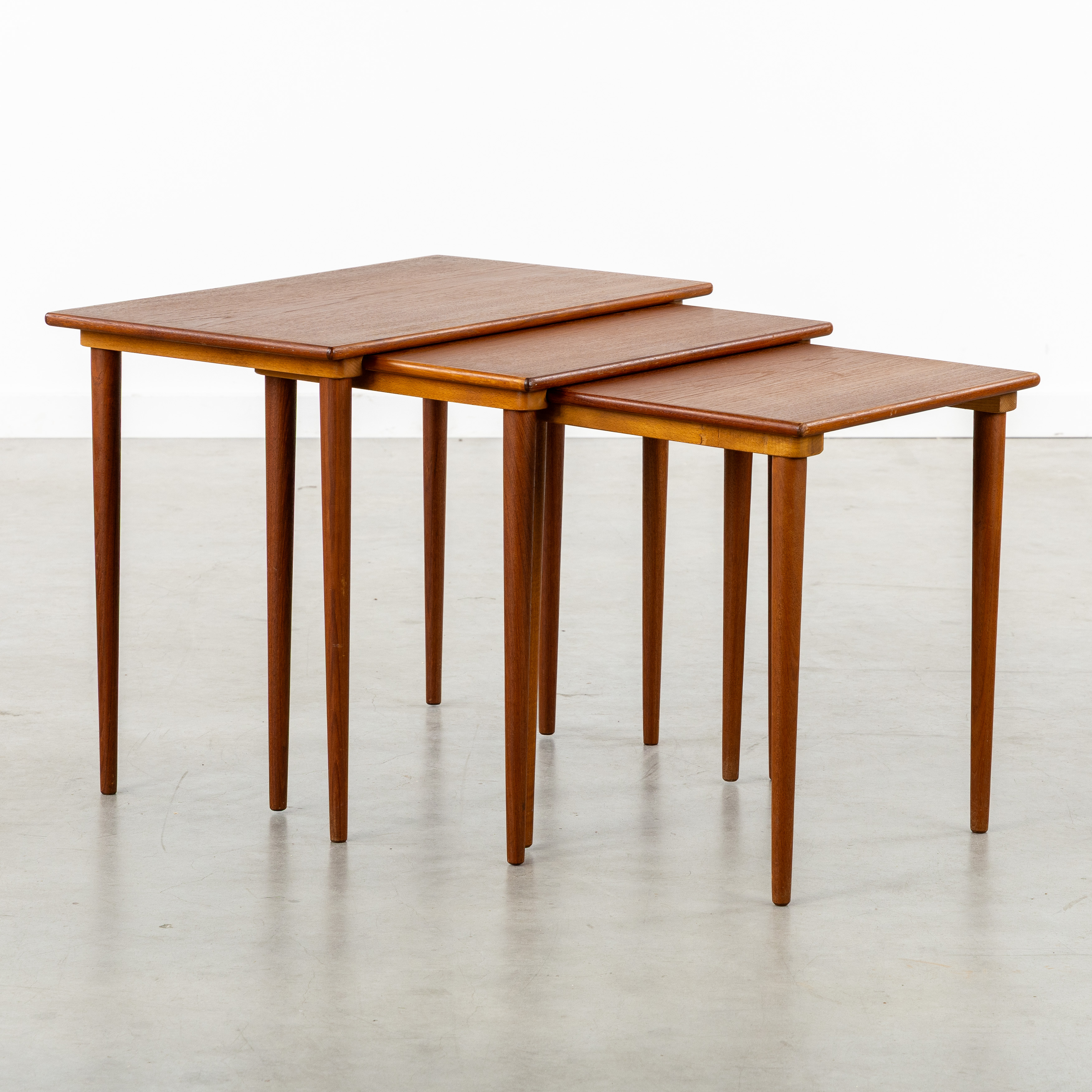 Westnofa, een set van drie nesttafels of bijzettafels, teakhout, Scandinavische school, Noorwegen, circa 1960. (L:63 x W:38 x H:49.5 cm)